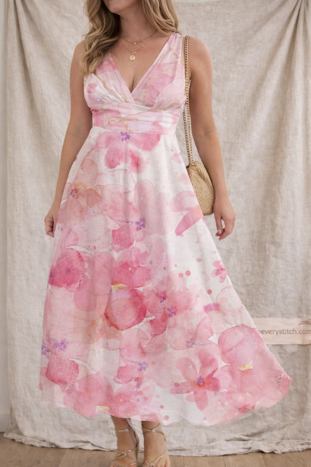 Floral V-Neck Maxi Dress with Sleeveless Design – Elegant Flowy Fit